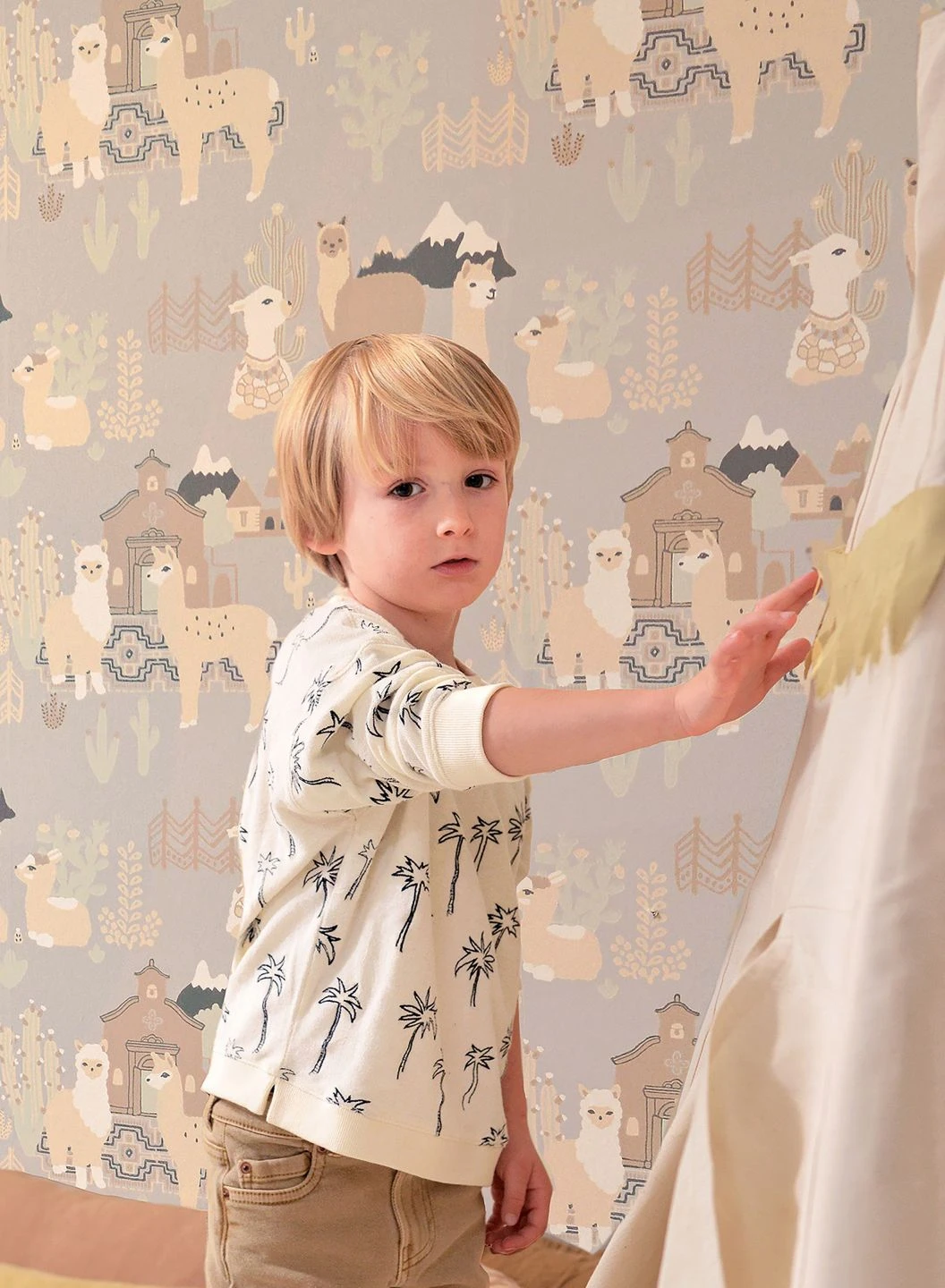 Tapete Lama Village Hellgrau – Bild 4