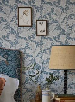 Tapete Wallflower Hellblaugrau